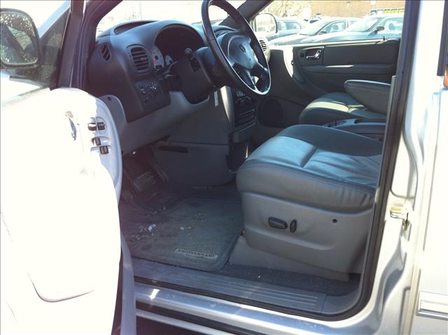 Dodge Grand Caravan 2004 photo 2