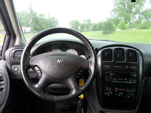 Dodge Grand Caravan 2005 photo 2