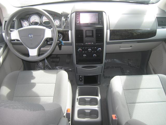 Dodge Grand Caravan 2010 photo 1