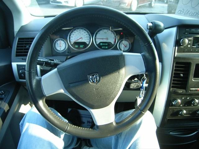 Dodge Grand Caravan 2010 photo 3