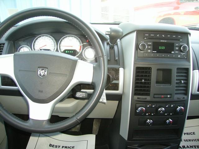 Dodge Grand Caravan 2010 photo 3