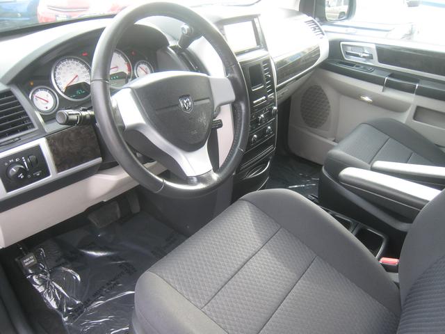 Dodge Grand Caravan 2010 photo 2