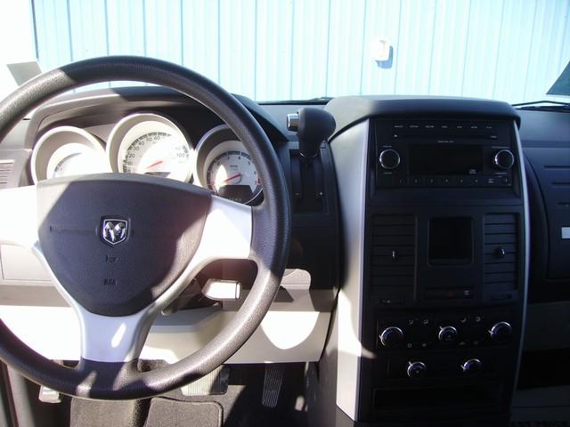 Dodge Grand Caravan 2010 photo 3