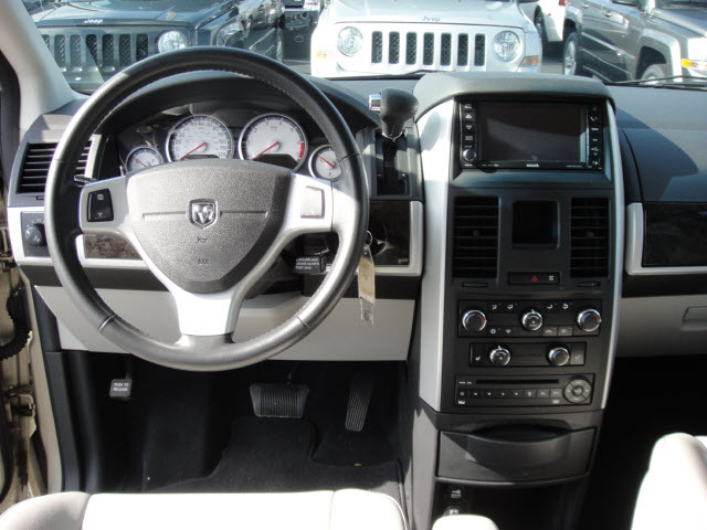 Dodge Grand Caravan 2010 photo 2
