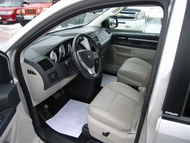 Dodge Grand Caravan 2010 photo 1