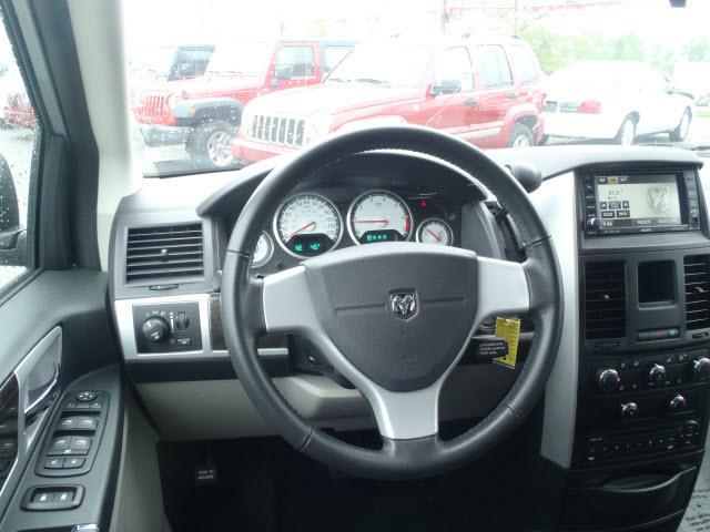 Dodge Grand Caravan 2010 photo 3
