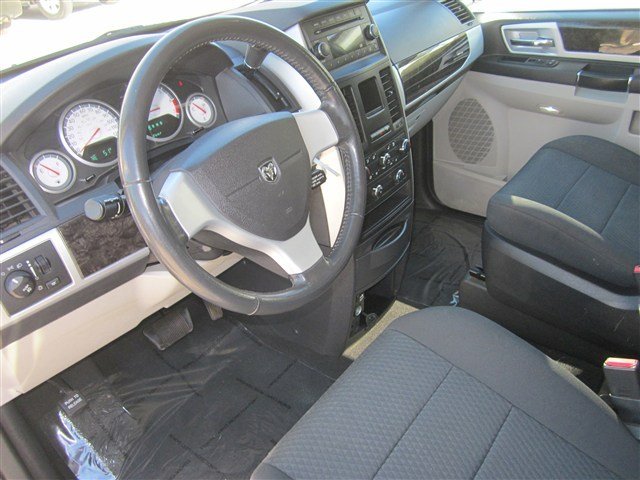 Dodge Grand Caravan 2010 photo 2