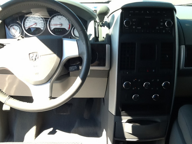 Dodge Grand Caravan 2010 photo 3