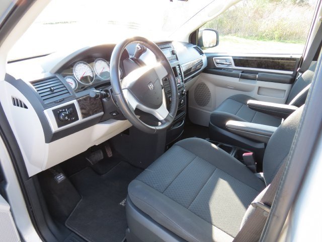 Dodge Grand Caravan 2010 photo 3