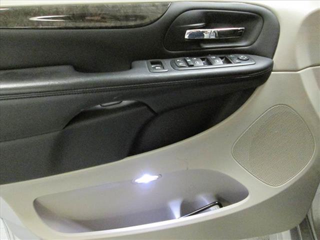 Dodge Grand Caravan 2011 photo 2