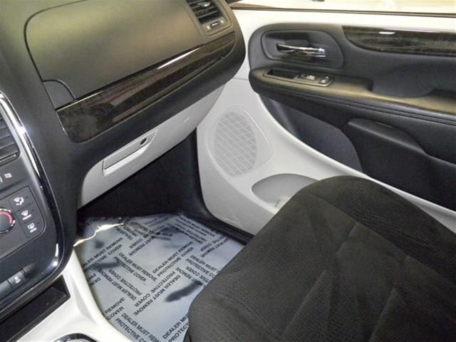 Dodge Grand Caravan 2012 photo 16