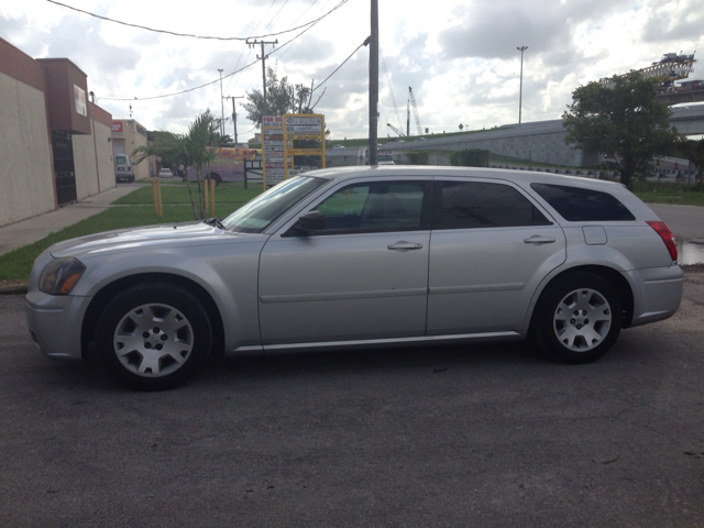 Dodge Magnum SE Wagon