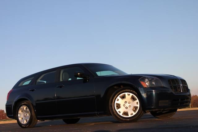 Dodge Magnum SE Wagon