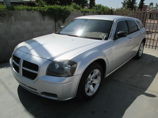 Dodge Magnum SE Wagon