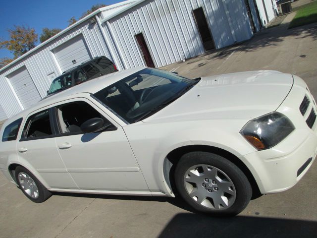 Dodge Magnum SE Wagon