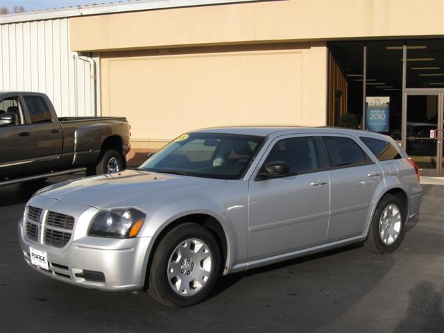 Dodge Magnum SE Wagon