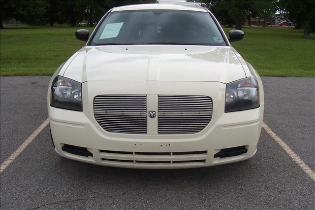 Dodge Magnum SE Wagon