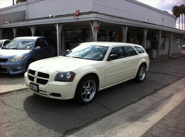 Dodge Magnum SE Wagon