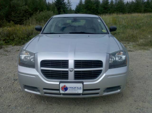 Dodge Magnum SE Wagon