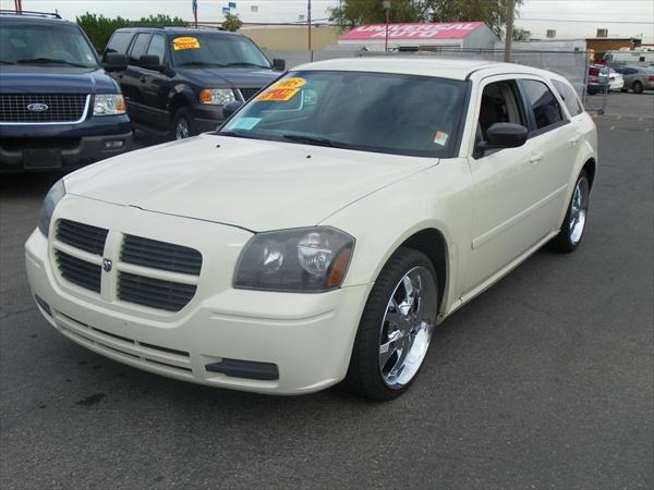 Dodge Magnum SE Wagon