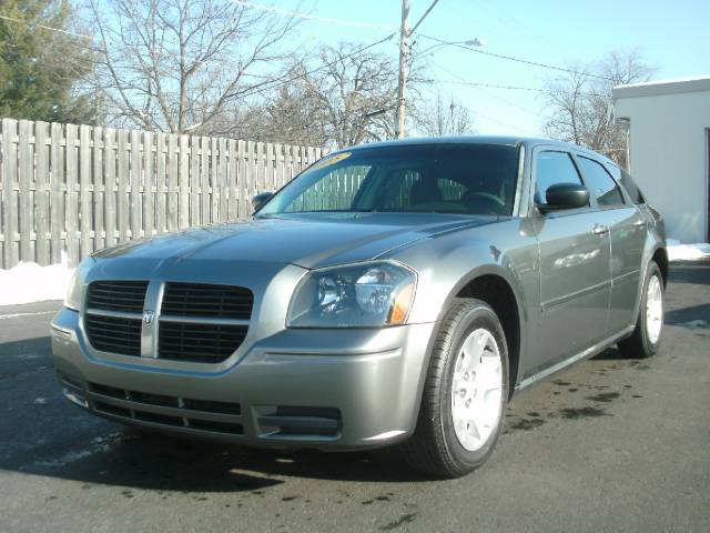 Dodge Magnum SE Wagon
