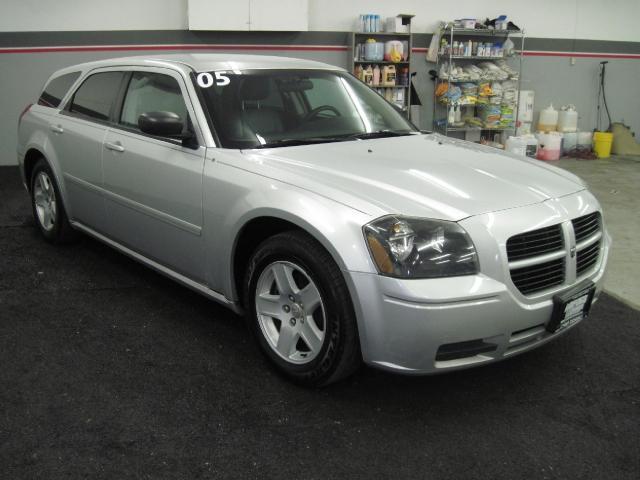 Dodge Magnum SE Wagon