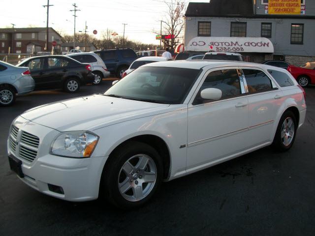 Dodge Magnum 2WD 4 Door Wagon
