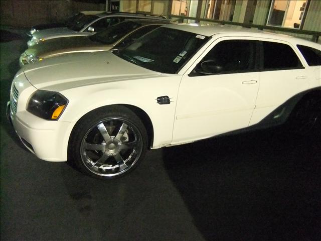 Dodge Magnum SE Wagon