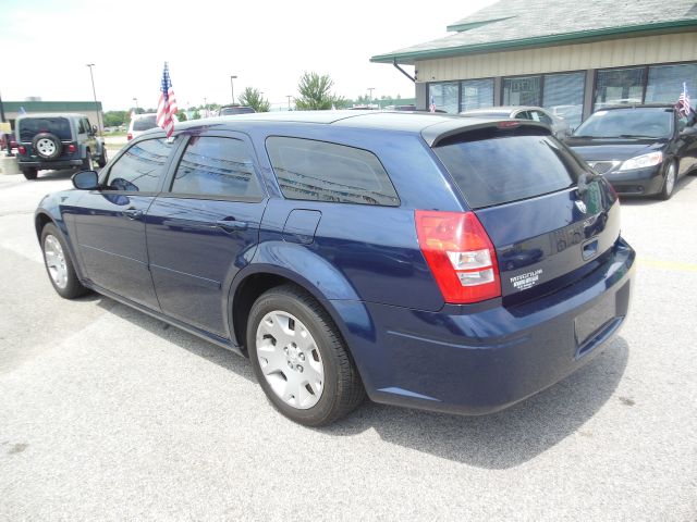 Dodge Magnum SE Wagon