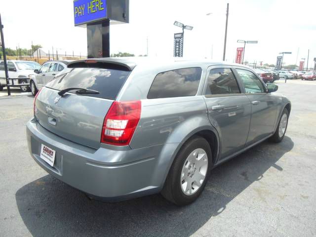 Dodge Magnum SE Wagon