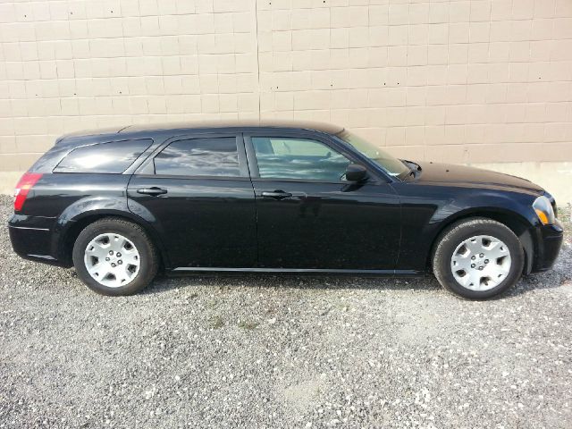 Dodge Magnum SE Wagon