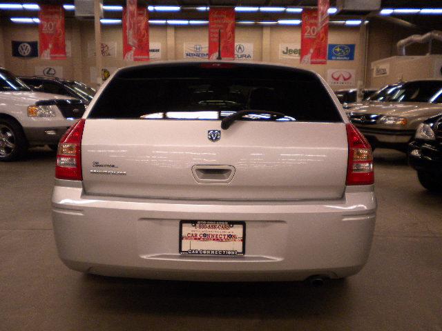 Dodge Magnum SE Wagon