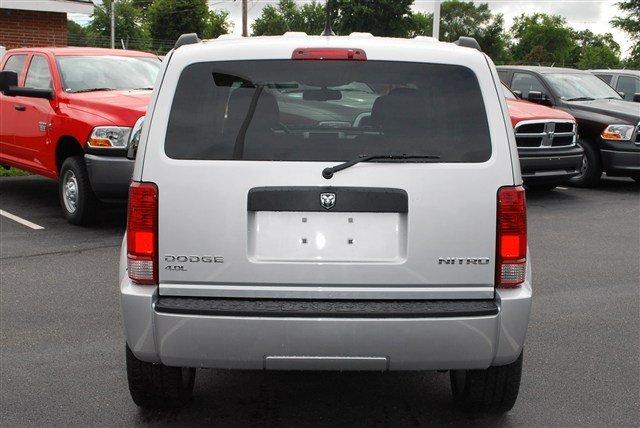Dodge Nitro 2011 photo 5