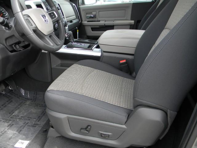 Dodge Ram 1500 2011 photo 2