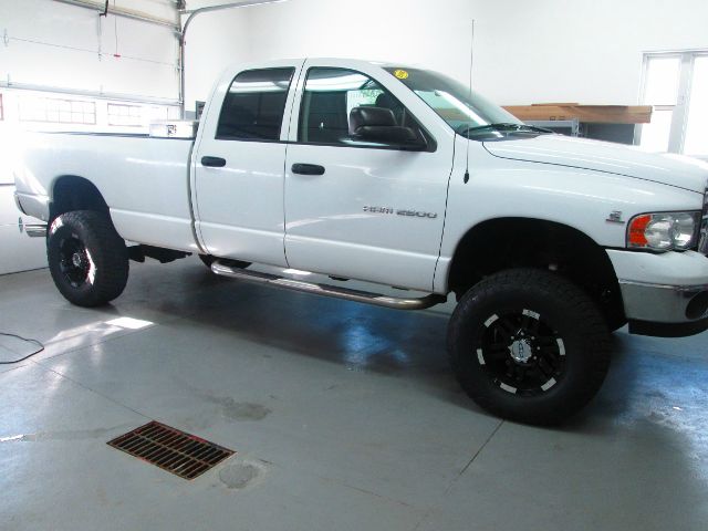 Dodge Ram 2500 4dr 4WD EXT LS 4x4 SUV Pickup Truck