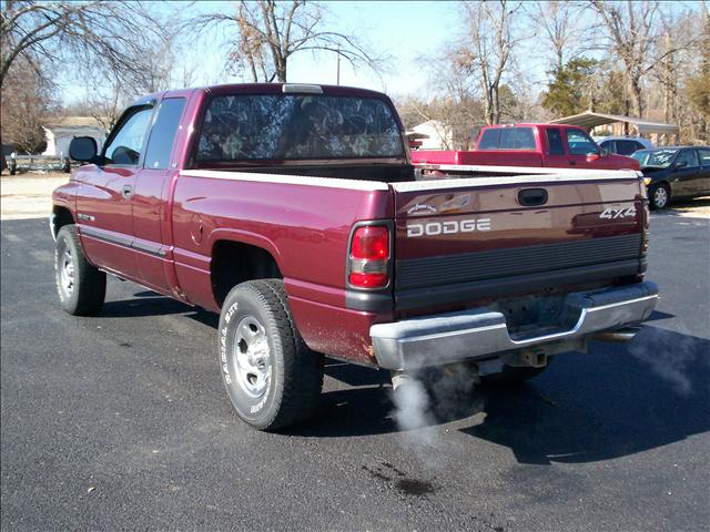 Dodge Ram Pickup 2000 photo 2