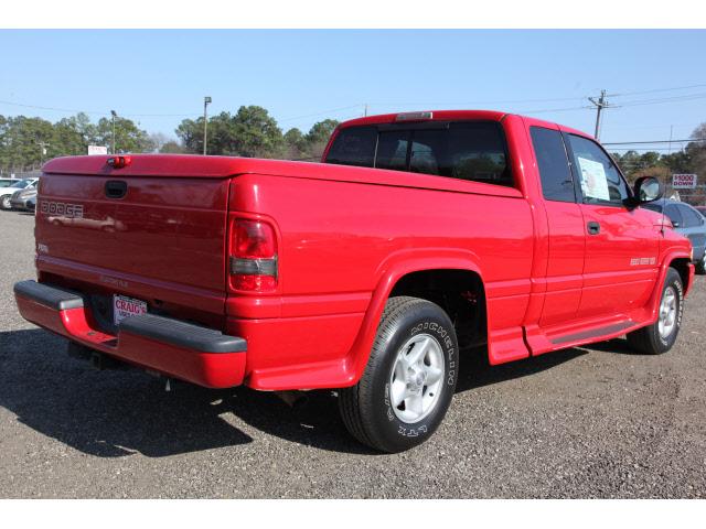 Dodge Ram Pickup 2000 photo 1