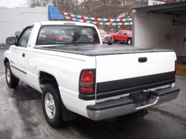 Dodge Ram Pickup 2000 photo 2