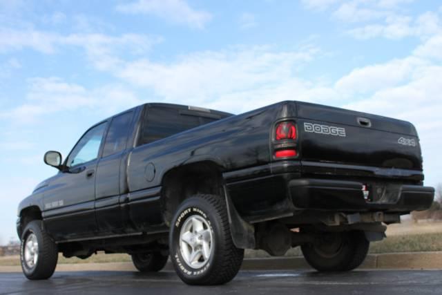 Dodge Ram Pickup 2000 photo 3