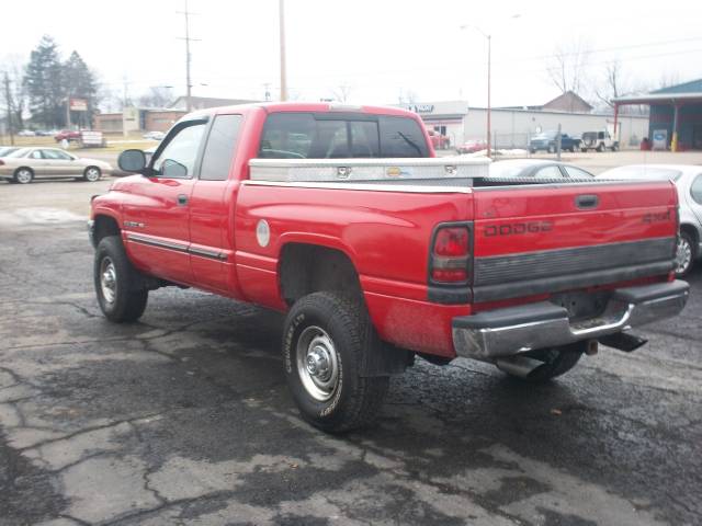 Dodge Ram Pickup 2000 photo 1