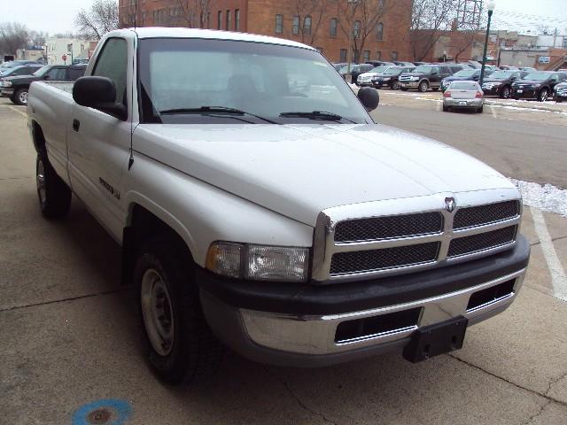 Dodge Ram Pickup 2000 photo 2