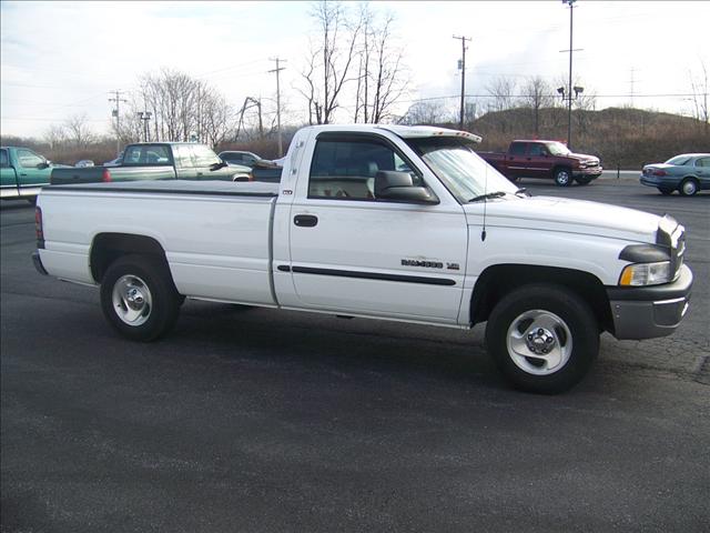 Dodge Ram Pickup 2000 photo 2