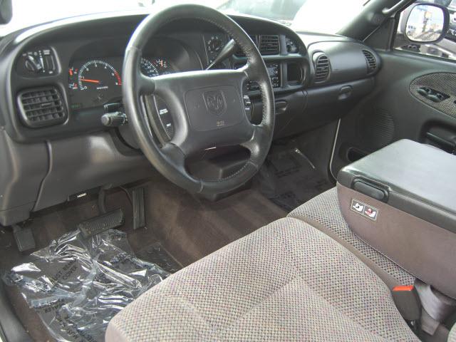 Dodge Ram Pickup 2000 photo 1