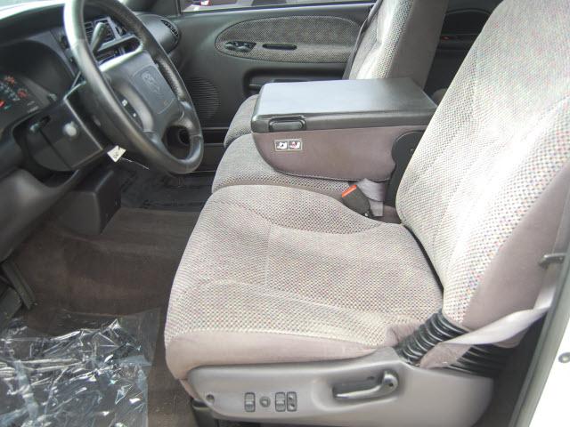 Dodge Ram Pickup 2000 photo 2