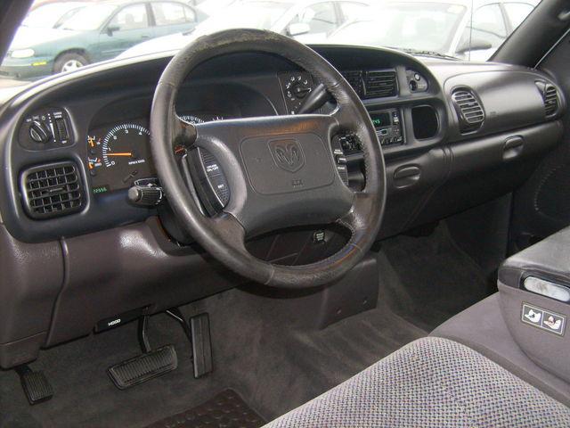 Dodge Ram Pickup 2001 photo 2