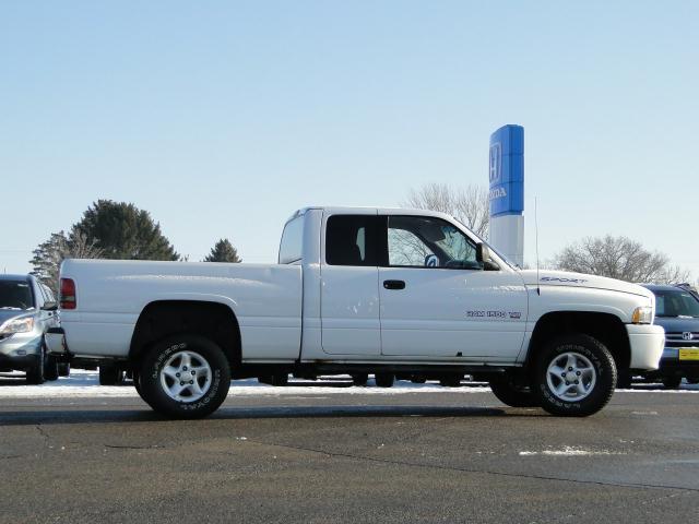 Dodge Ram Pickup 2001 photo 2