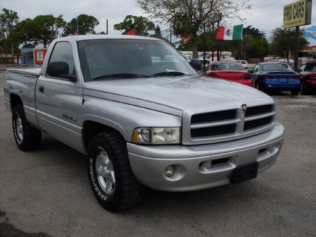 Dodge Ram Pickup 2001 photo 2