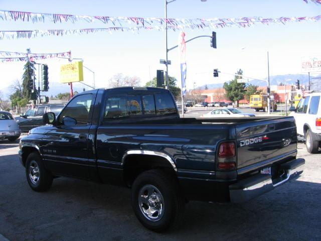 Dodge Ram Pickup 2001 photo 2