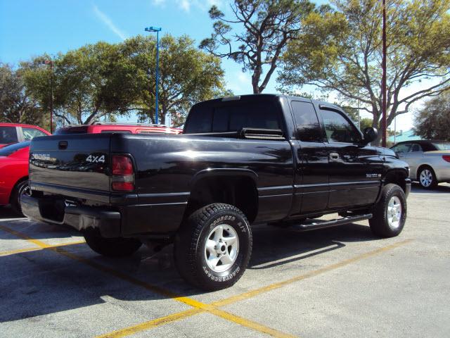 Dodge Ram Pickup 2001 photo 1