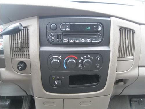 Dodge Ram Pickup 2003 photo 2